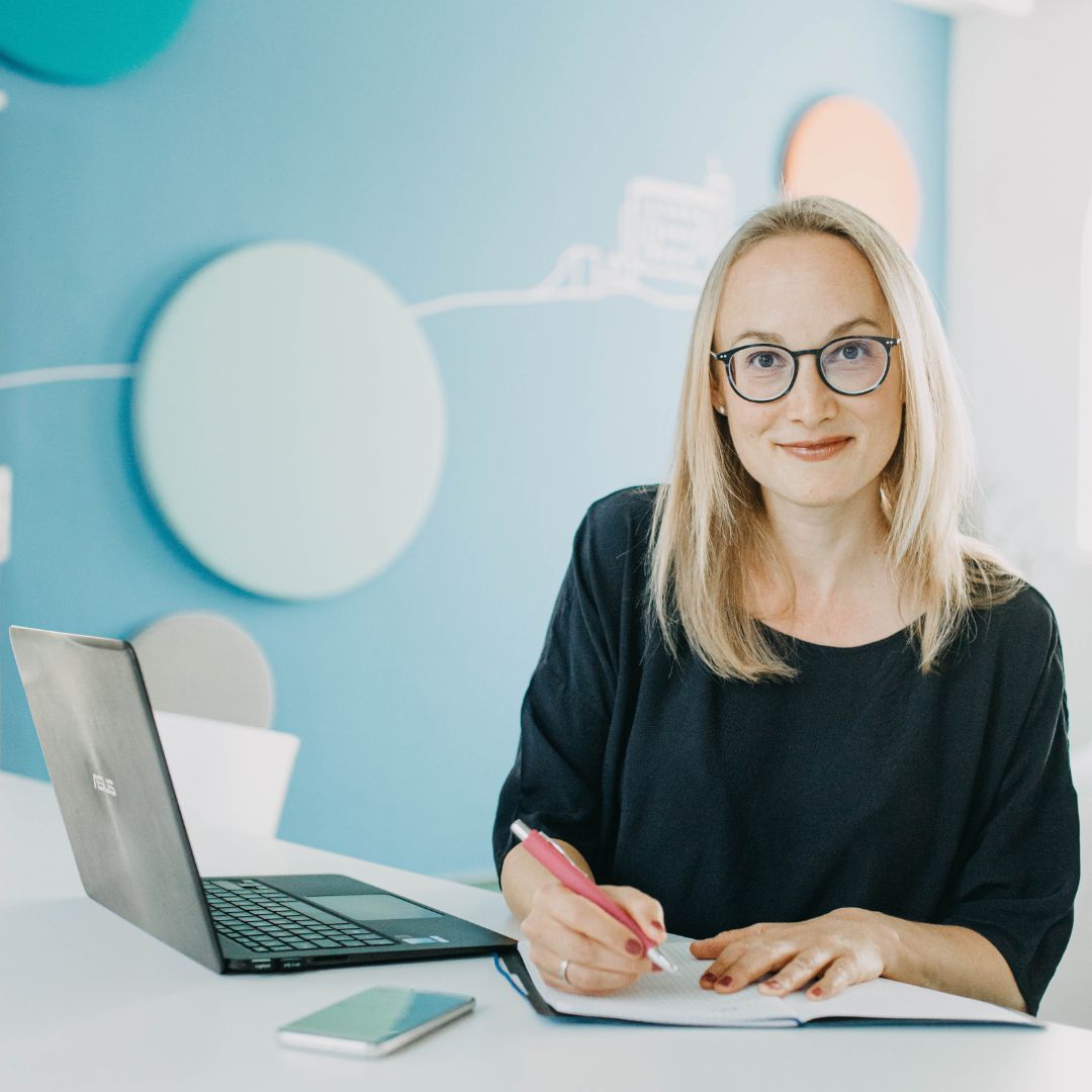 SEO-Coaching SEO-Coaching Frau macht Notizen